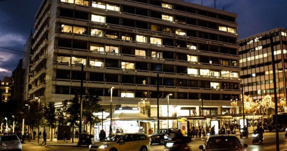 «Δάνειο από το μέλλον» για να βγουν οι εκλογές